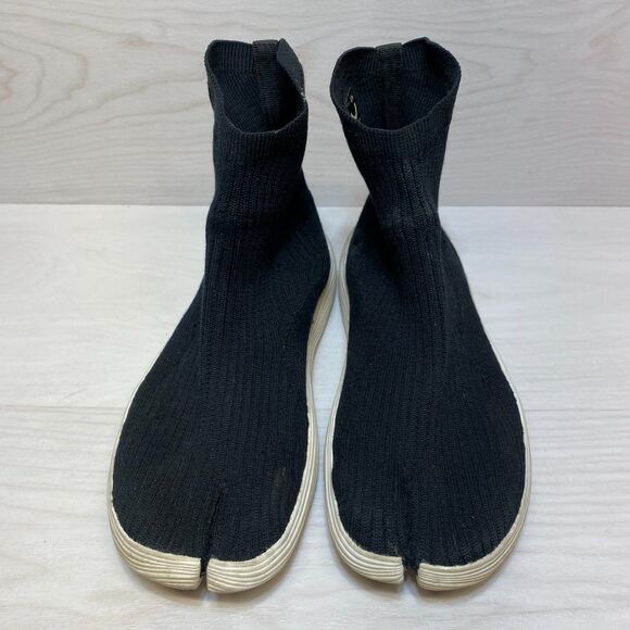 ILYSM Vegan Tabi Sneaker Unisex M7/W8.5 Black White High Top Split Toe Pull On main image 6
